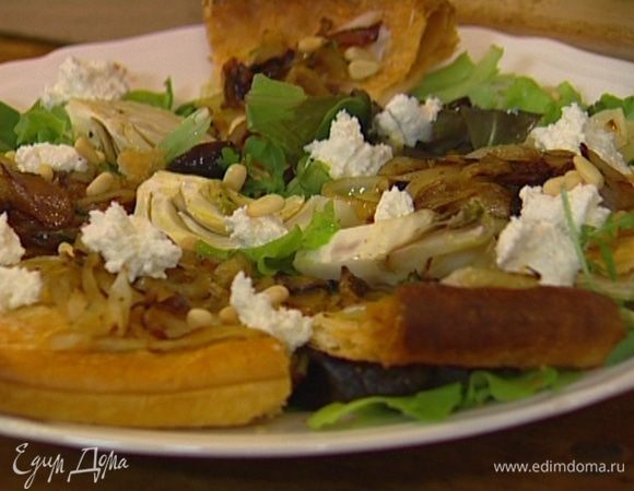 Выложить тесто на листья салата, сверху разложить кусочки свежего козьего сыра, присыпать кедровыми орехами и зеленью фенхеля, полить оставшейся заправкой.