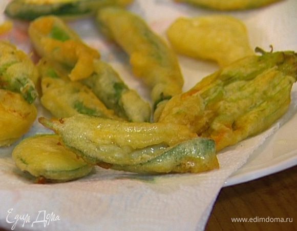 Обмакнуть цветы цукини и нарезанные овощи в кляр, а затем обжаривать в разогретом масле до появления золотистой корочки и выкладывать на тарелку с бумажным полотенцем, чтобы избавиться от лишнего масла.
Подавать с ароматным зеленым майонезом.
