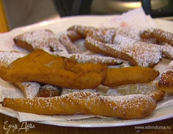 Готовые пончики присыпать сахарной пудрой.