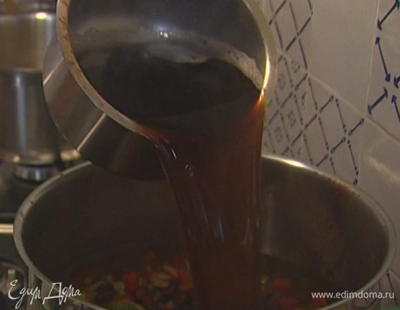 Залить все бульоном и половиной воды, оставшейся от фасоли. Посолить, поставить на огонь и слегка прогреть.