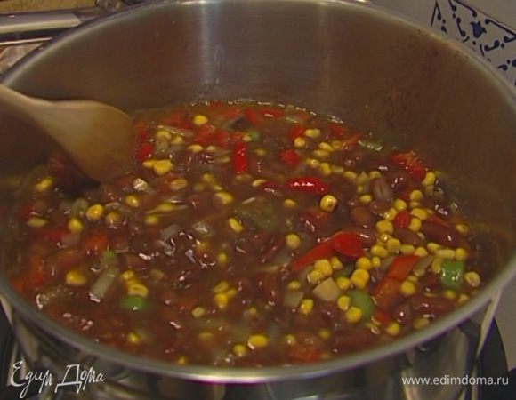 Всыпать кукурузу и продолжать прогревать. Как только суп закипит, добавить лавровый лист и варить суп на очень медленном огне 15−20 минут до готовности кукурузы, в конце лавровый лист вынуть.
