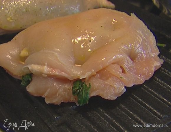 Разогреть сковороду-гриль и обжаривать куриные грудки по 5 минут с каждой стороны, затем отправить в горячую духовку на 15−20 минут.