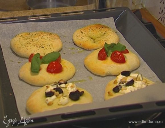 Пиццеты с помидорами присыпать листьями базилика, а пиццеты с козьим сыром — оставшимся розмарином.
