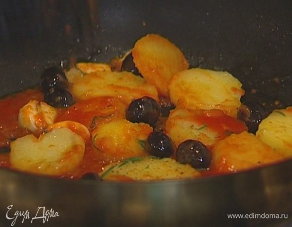 Разогреть в сковороде оставшееся оливковое масло, выложить нарезанный картофель, раздавленный чеснок, оливки и розмарин и обжаривать картофель до золотистого цвета, затем слегка посолить и поперчить, добавить протертые помидоры.
Подавать рыбу с картофелем и оливками.

