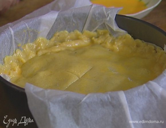 Желток смешать с 1 ст. ложкой молока и смазать пирог. В центре сделать ножом крестообразный надрез, чтобы выходил пар, и поставить пирог в разогретую духовку на 25‒30 минут.

