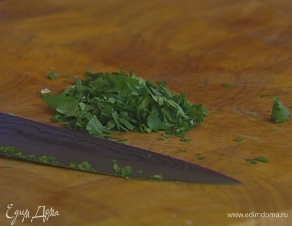 Кинзу мелко порубить.