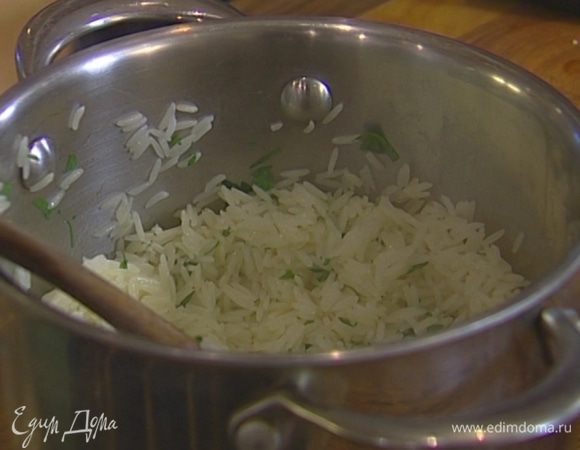 Готовый рис сбрызнуть оставшимся оливковым маслом и лимонным соком, посыпать кинзой, посолить и поперчить. Подавать свинину с рисом.