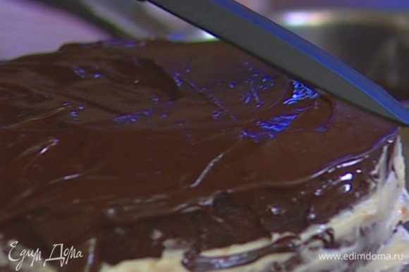 Приготовить глазурь: 100 г шоколада растопить на водяной бане, затем добавить мед, перемешать, полить торт глазурью и разровнять широким ножом.