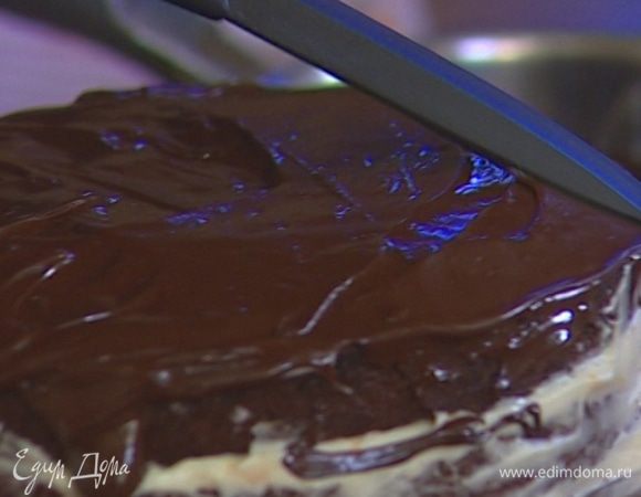 Приготовить глазурь: 100 г шоколада растопить на водяной бане, затем добавить мед, перемешать, полить торт глазурью и разровнять широким ножом. 