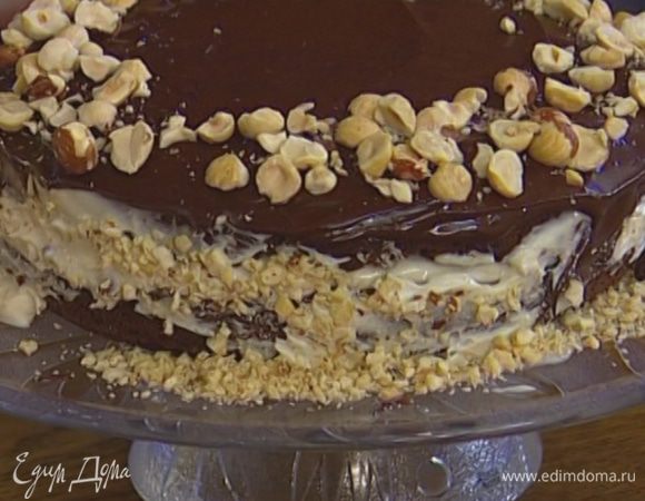 Фундук слегка измельчить в ступке и посыпать торт со всех сторон.