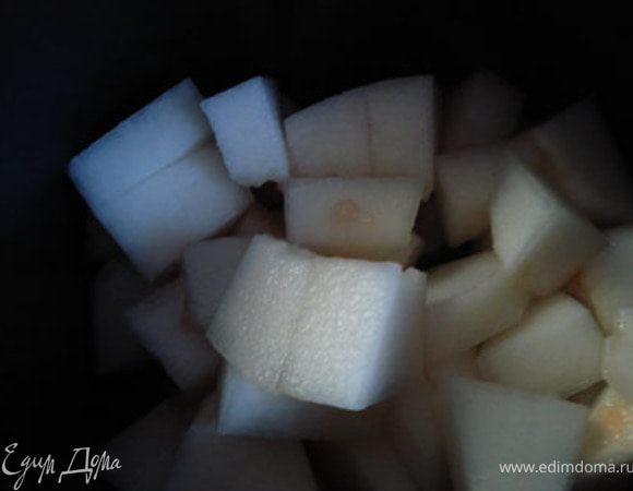 Дыню порезать на кусочки, предварительно срезав корочку. Если для джема, тогда лучше сделать почти пюре.