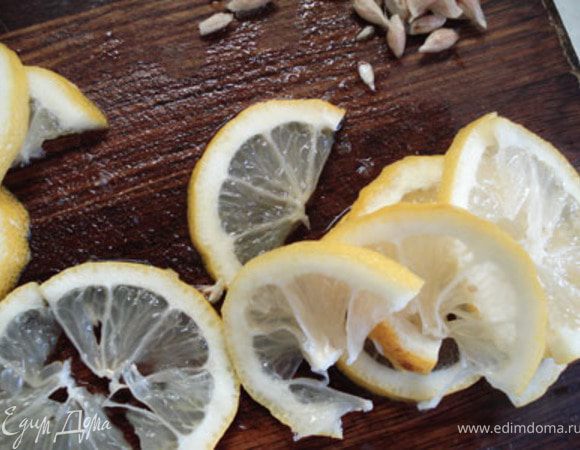 Лимон порезать на полукольца, удалив косточки. У меня какой плодовитый попался, целая горсть была. Постарайтесь не потерять сок.