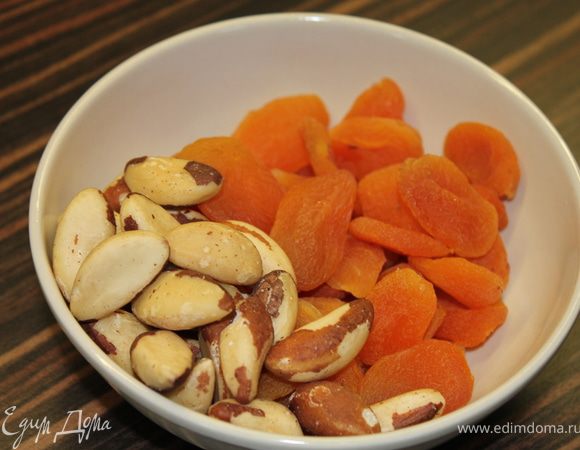 Нагрейте духовку до 180 градусов.
Смажьте маслом форму для кекса размером 23*12 см (можно и 30*12)... Курагу и орехи порубить на кусочки.