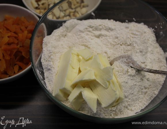 Добавить порезанное кусочками масло и, сначала ножом, а затем руками перетереть все в крошку.