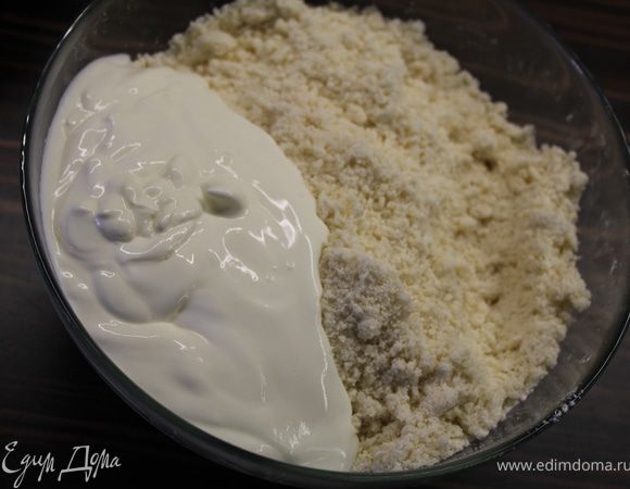 Добавить сметану, ванильную эссенцию.