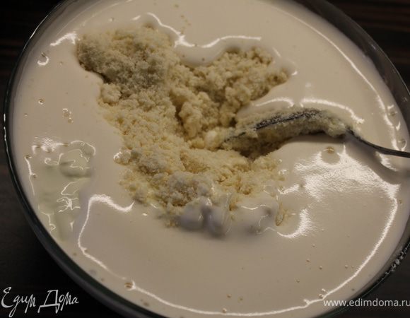 Яйца взбить до белой пены и также добавить к тесту. Все хорошо перемешать.