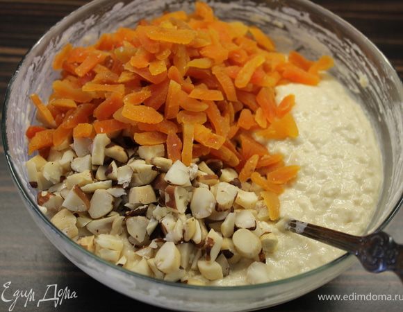 Вмешать в тесто орехи и курагу.