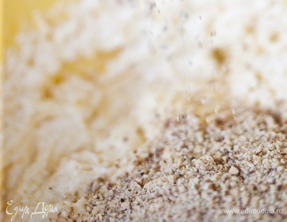 Добавить лимонную цедру и сок, оба вида муки, разрыхлитель, соль.