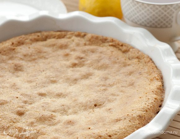 Смазать форму оставшимся маслом, выложить в нее тесто. Выпекать в разогретой духовке 40 минут.