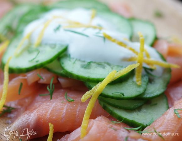 Полить соусом из сметаны, посыпать укропом и цедрой лимона.