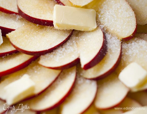 Яблоки, удалив сердцевину, порезать тонкими ломтиками.