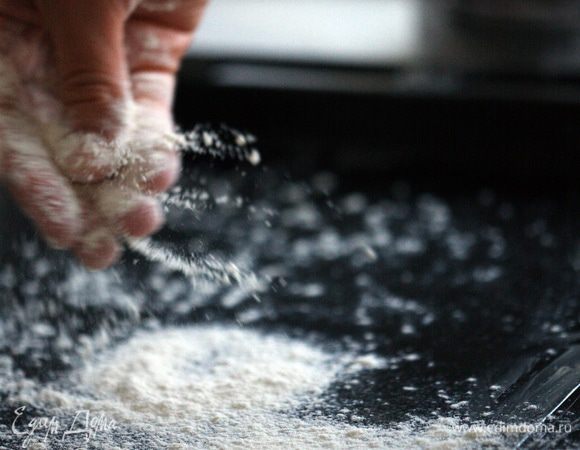 Смазать противень растительным маслом и присыпать мукой.