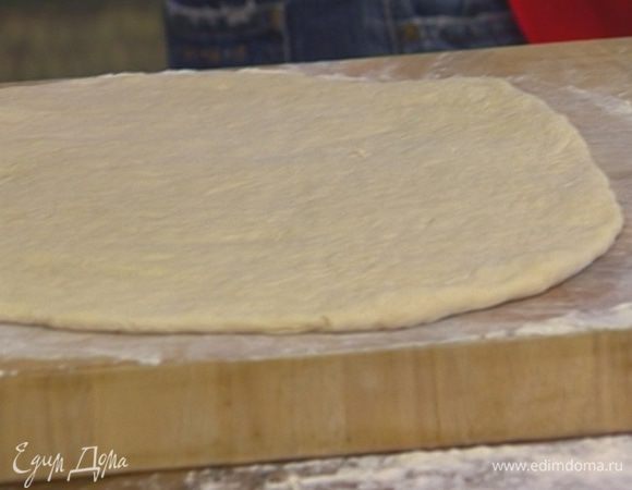 Половину нарезанного масла равномерно выложить на тесто, посыпать сахаром и корицей.