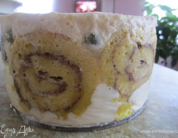 Когда суфле хорошо застыло.
Достать торт из холодильника, снять бортики, аккуратно снять пергаментную бумагу.