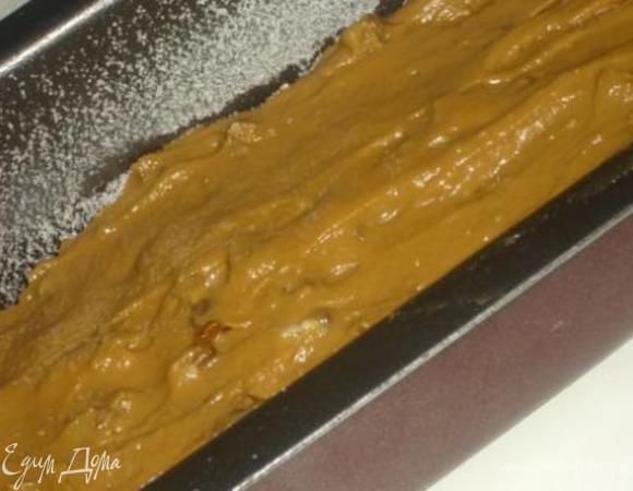 Форму смазать маслом и посыпать манкой или мукой, вылить тесто. 