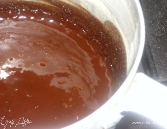 Глазурь: на маленьком огне растопить масло, добавить молоко и всыпать смесь сахара и какао.Постоянно помешивая, довести до кипения, через минуту снять с огня и слегка остудить.
