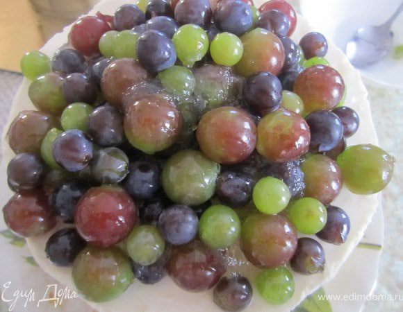 Желе для торта приготовить как указано на пакетике.
Виноград вымыть.