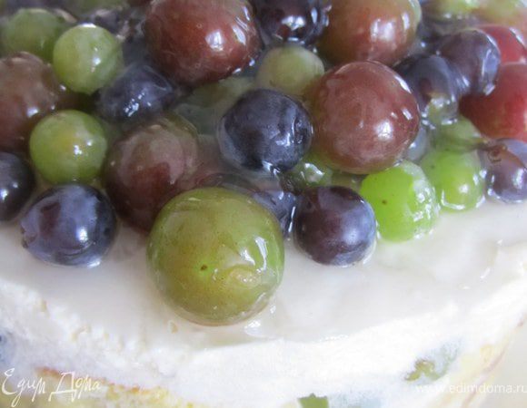 К винограду добавить пару ложек желе для торта, перемешать, аккуратно выложить на торт.
Сверху залить оставшимся желе.