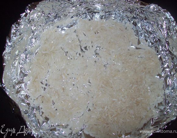 высыпаем горсть  риса (не вареного!!!)добавляем пол стакана воды