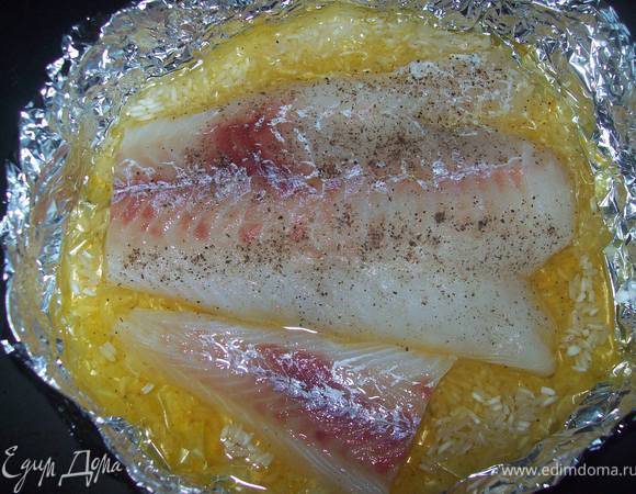 рыбу солим перчим и выкладываем на рис