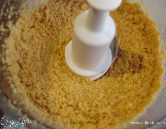 Печенье перемолоть на мясорубке или в комбайне  разбить в крошку