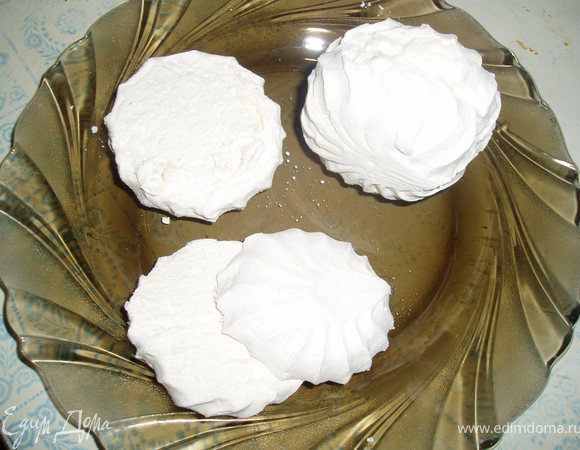 Зефир разломить на половинки. Каждую половинку разрезать вдоль ножом пополам.