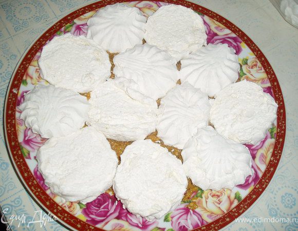 Собираем торт. На блюдо намазываем немного ореховой смеси и выкладываем зефир плотно друг к дружке.