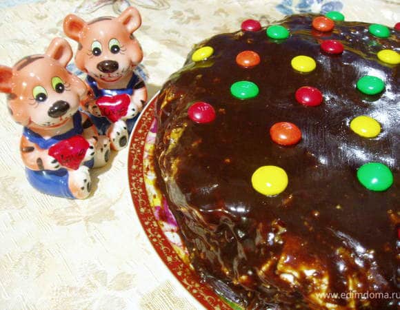 Украсить торт можно по-разному. Я его делала для ребенка, поэтому украсила драже «M&M's».