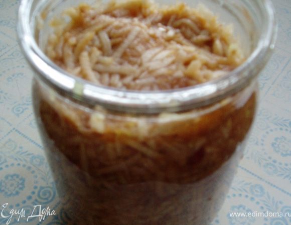 В поллитровые баночки уложить стружку ниже плечиков банки.