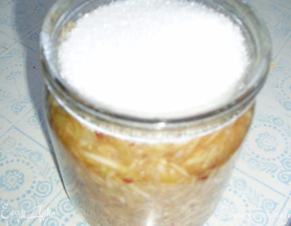 В каждую баночку высыпать 50 гр сахара.