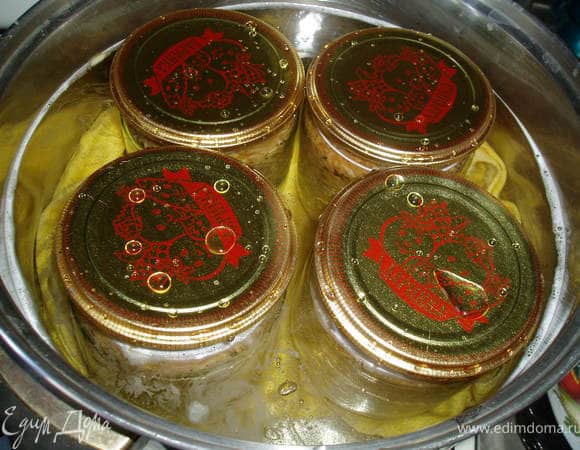 Прикрыть баночки крышками и поставить стерилизовать 20 минут. Затем закатать баночки, перевернуть и укутать до полного остывания. Свою консервацию я храню в квартире, поэтому стерилизовала 30 минут. И еще момент: если стружку в банки укладывали не плотно, то в конце она может осесть и в банке будет свободное место. Тогда нужно из одной баночки дополнить доверху другие. Эти яблоки хороши и как начинка, и просто с чаем. Получаются не очень сладкие.
