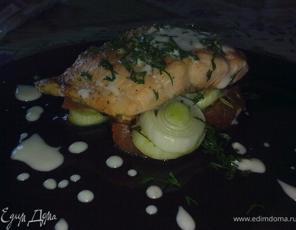 На тарелку сначала выложить овощи,а сверху рыбу.Полить все соусом(для цезаря)
украсить зеленью.Приятного аппетита)