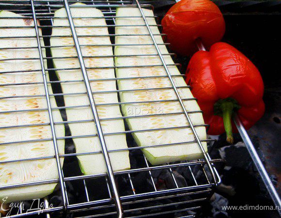 На шампур нанизываем перец и помидор целиком, кабачок режим пластами и выкладываем на решетку. Помещаем на угли и запекаем в течении 15-20 минут. 