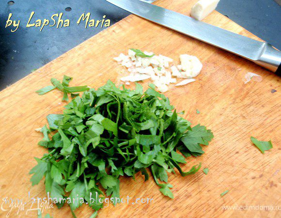 Нашинкуем зелень и чеснок. И добавим в миску к кабачку.