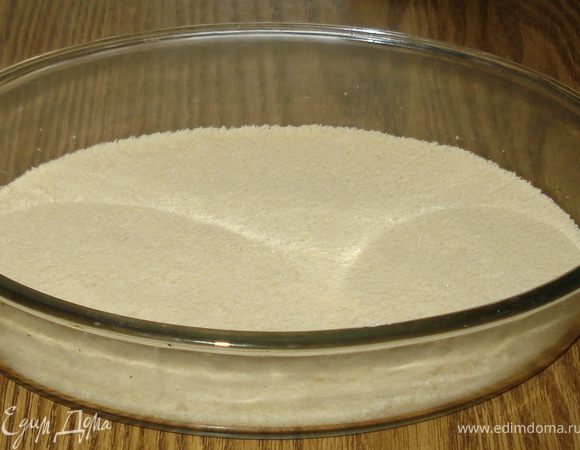 Тесто разделить на 2 части. Одну сделать чуть меньше. 
Меньшую часть высыпать в форму и разровнять.