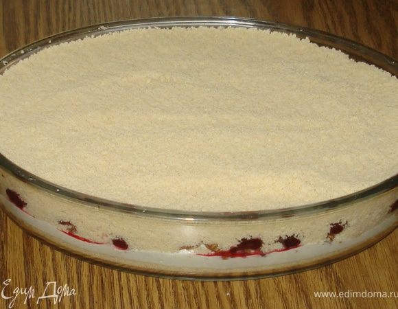 На вишню сверху высыпать аккуратно оставшееся тесто. Разровнять.
Выпекать при 170-180 градусов. 
Готовность пирога определить с помощью легкой тряски. Если пирог ещё трясется (начинка в нем слегка жидкая), то значит его ещё можно подержать в духовке. А так выпекать до золотисто-коричневого цвета.