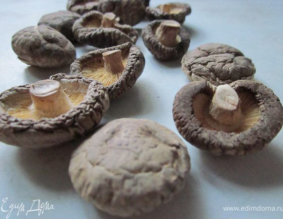 Грибы шиитаке замочить в горячей воде на 30 минут.