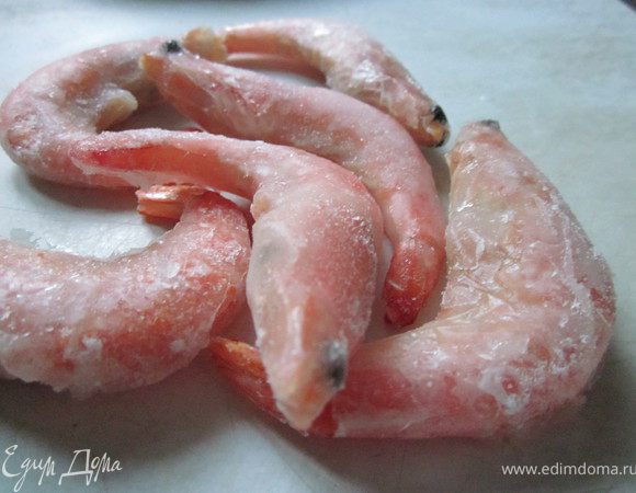 Креветки разморозить и почистить