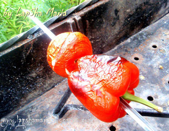 Перец должен местами почернеть. Кожица и на перце, и на помидоре должна треснуть и отсоединиться местами. 