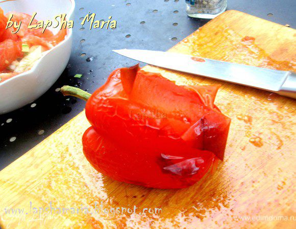 Чистим овощи. На фото видно как легко отходит кожица.